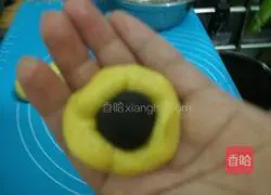 Illustration of how to make pumpkin pie with bean paste filling 6