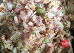 Illustration of how to make pork and radish stuffed buns 3