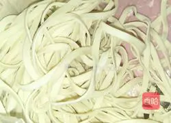 Illustration of how to make cold beans and noodles 1