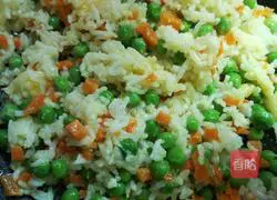 Illustration of how to make fried rice with peas, carrots and eggs 8
