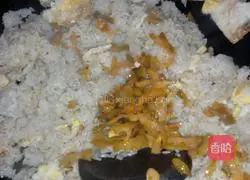 Illustration of how to make fried rice with mustard shreds and eggs 4