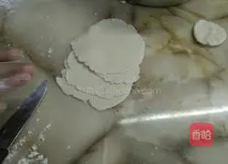 Illustration of making Northeast celery dumplings 8