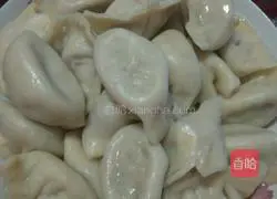 Illustration of how to make pork and green onion dumplings 5