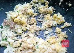 Illustration of how to make minced meat and egg fried rice 11