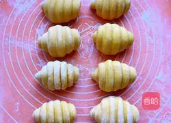 Illustration of how to make pumpkin conch steamed buns 20