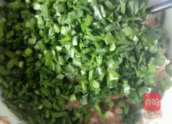 Illustration of how to make leek and pork wontons 5