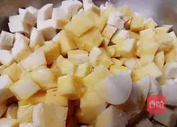 Illustration of how to make stir-fried steamed buns with cumin and vegetables 5