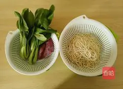 Illustration of how to make stir-fried noodles with shredded vegetables and pork 1