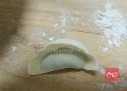 Illustration of how to make three fresh dumplings 10