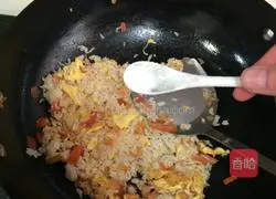 Illustration of how to make tomato and egg fried rice 6