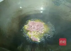 Illustration of how to make double pepper shredded pork fried rice 10