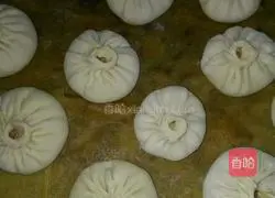 Illustration of how to make steamed buns with nepeta and asparagus seeds 7