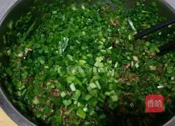 Illustration of how to make dumplings stuffed with pork and chives 3