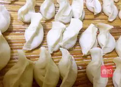 Illustration of how to make big meat dumplings with chives 7