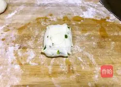 Illustration of how to make scallion oil layer cake 14