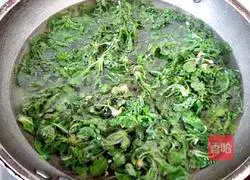 Illustration of how to make shepherd's purse dumpling stuffing 4