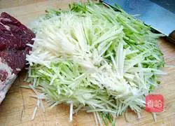 Illustration of how to make green radish and meat buns stuffing 1