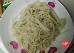 Illustration of how to make spicy and sour noodles 1