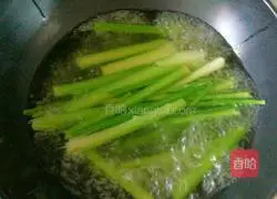 Illustration of how to make celery and pork wontons 2