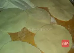 Illustration of how to make celery and pork buns 5