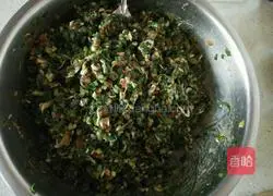 Illustration of how to make three fresh stuffed dumplings 1