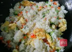 Recipe for three-color fried rice Illustration 7