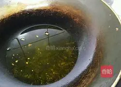 Illustration of how to make nut golden fried rice 4