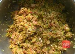 Illustration of how to make pork and radish stuffed buns 3