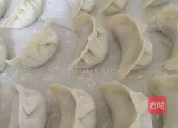 Illustration of making dumplings stuffed with radish shreds 23