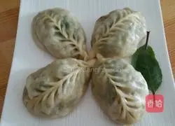 Illustration of how to make cabbage and pork buns 12