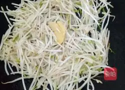Illustration of how to make mung bean sprouts and egg fried rice 8