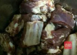 Illustration of how to make braised pork ribs with rice 1