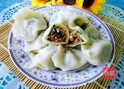 Illustration of making dumplings stuffed with celery leaves 10