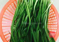 Illustration of how to make dumplings stuffed with pork and chives 1