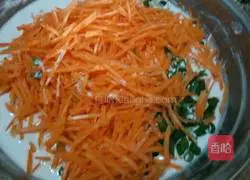 Illustration of how to make carrot and green onion cake 3