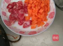 Illustration of how to make carrot, sausage and egg fried rice 1