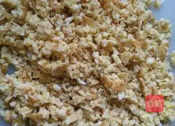 Illustration of how to make leek, vermicelli, egg and lean meat dumplings 2