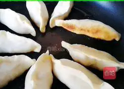 Illustration of how to make pot stickers and dumplings 16