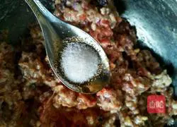 Illustration of how to make pork and cabbage dumpling fillings 8