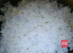 Illustration of how to make fried rice with carrots, mushrooms and sausages 6