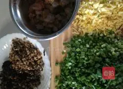 Illustration of how to make three fresh stuffed dumplings 8