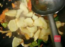 Illustration of how to make potato-roasted beef noodles 11