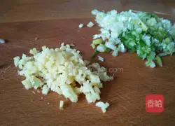 Illustration of how to make mutton and carrot dumpling filling 2