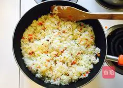 Illustration of how to make whitebait and shrimp fried rice 5