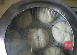 Illustration of how to make big steamed buns with three fillings (leeks, vermicelli and eggs) 14