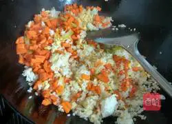 Illustration of how to make carrot and egg fried rice 6