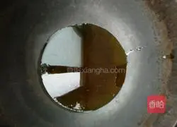 Illustration of how to make leek and egg dumpling filling 4