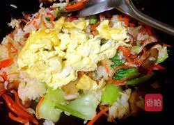 Illustration of how to make mixed vegetable fried rice 8
