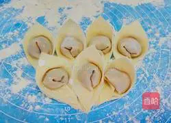Illustration of making mushroom wontons 14