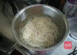 Illustration of how to make fried noodles with bacon and mixed vegetables 3